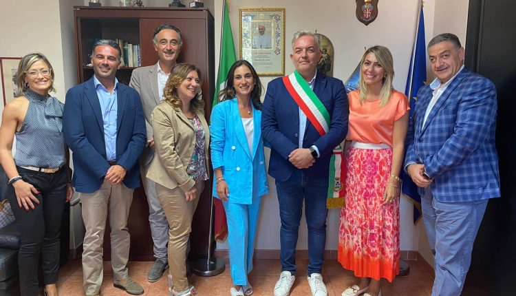 Giunta in rosa per il secondo mandato del sindaco Salvatore Di Sarno. In Consiglio Anita Di Palma lascia l’opposizione e passa in maggioranza