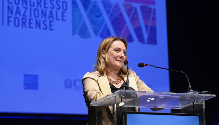 Tra gli applausi il discorso della Presidente del Consiglio Nazionale Forense Maria Masi al congresso di Lecce