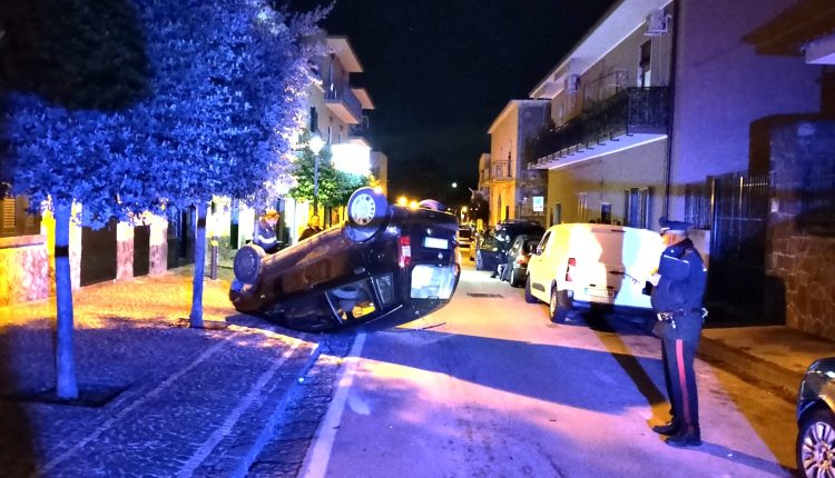 Tragedia sfiorata a Pollena Trocchia, auto tampona un veicolo in sosta e si ribalta sul marciapiede