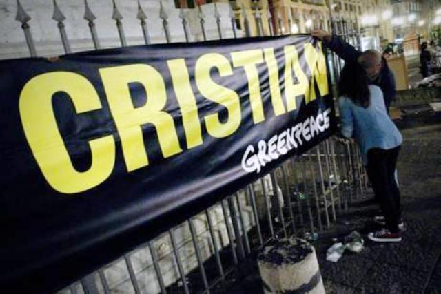 Sulla facciata di Palazzo San Giacomo uno striscione per Cristian, il giovane attivista di Grrenpace arrestato in Russia