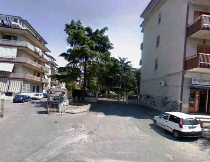 Somma Vesuviana, spari contro il portone di una palazzina popolare, probabile la pista della droga: indagano i carabinieri