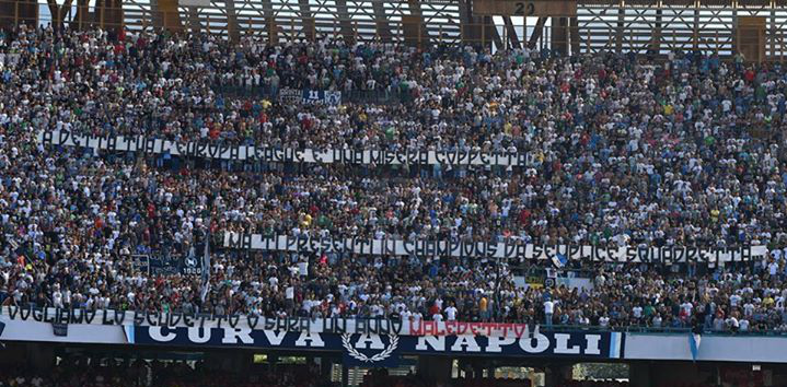 Il solito Napoli: finisce 0-1 al San Paolo contro il Chievo. Contestato il presidente De Laurentiis.