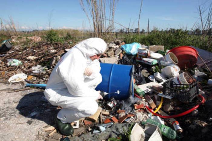 100 tonnellate rifiuti speciali tra i frutteti del Vesuvio, c’è anche l’anche amianto