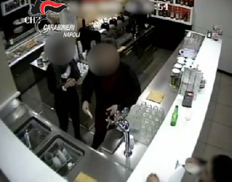Cercola: si finsero clienti e poi rapinarono armati un Bar. Arrestati