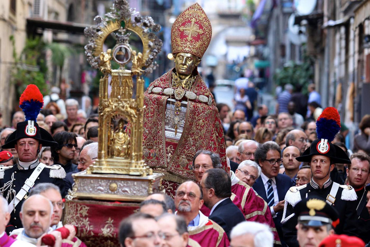 La processione di San Gennaro: ad attendere il nuovo miracolo anche il Ministro ALfano firmatario del decreto delle polemiche tra Curia e Deputazione