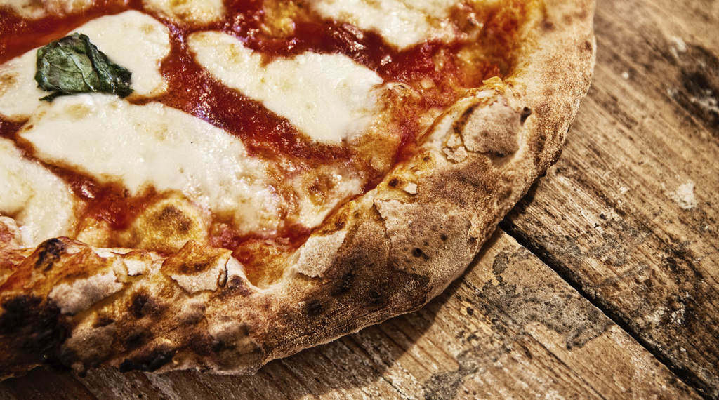 TANTI AUGURI MARGHERITA – La pizza margherita compie 131 anni. L’allarme di Coldiretti: “Le vendite sono dimezzate”