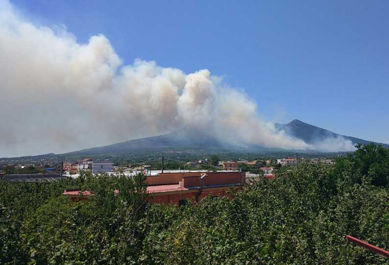 Incendi sul Vesuvio, i volontari segnalano nuovo rogo a Torre del Greco
