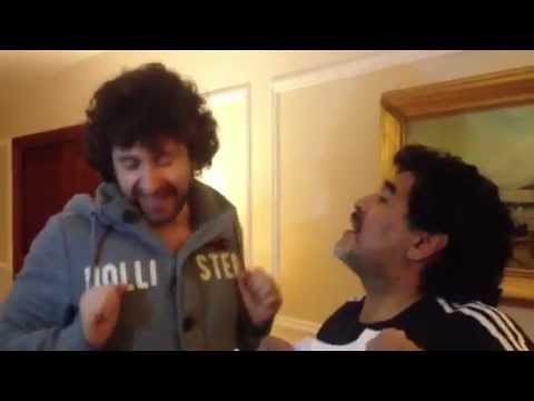 ‘Tre volte dieci’ al teatro San Carlo, Diego Maradona recita con Alessandro Siani