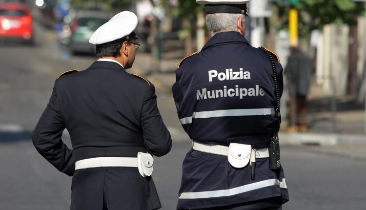 EMERGENZA CORONAVIRUS A SANT’ANASTASIA – POSTI DI BLOCCO DELLA POLIZIA MUNICIPALE MULTA A CHI ESCE SENZA MOTIVI VALIDI