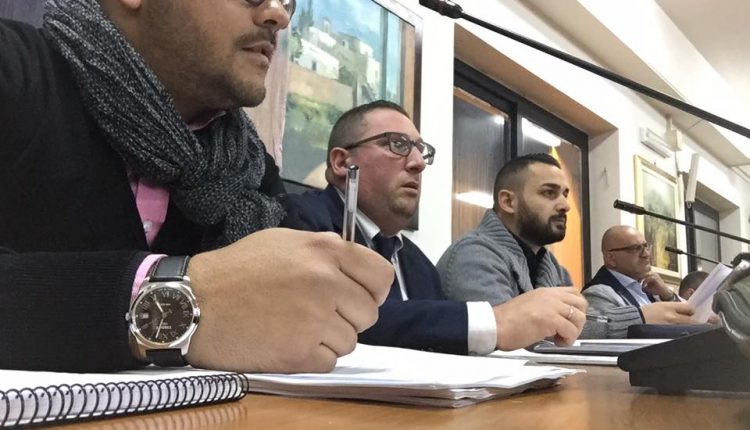 Ivan Russo capogruppo in consiglio a Volla blinda il sindaco: “Diamo risposte alla città e non siamo per l’inciucio”. L’opposizione manda tutto all’Anticorruzione