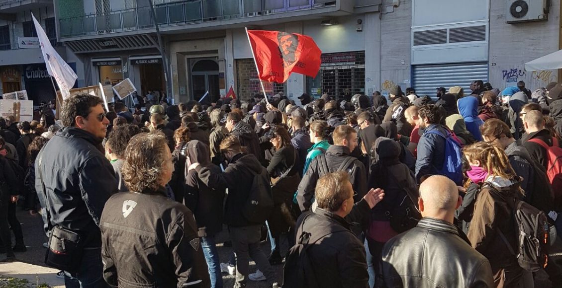 (VIDEO) Salvini è a Napoli. La polizia carica i manifestanti.