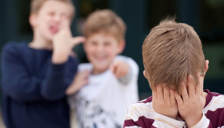 Pomigliano, 13enne pestato selvaggiamente da 3 bulli più grandi: “Non vuole più uscire di casa”