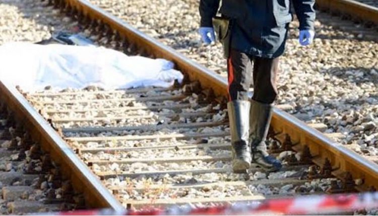 Torre Annunziata, ancora una tragedia sui binari: 70enne di Portici muore investito dal treno