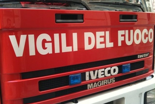 Un incendio distrugge autobus dell’Anm a Ercolano: nessun ferito