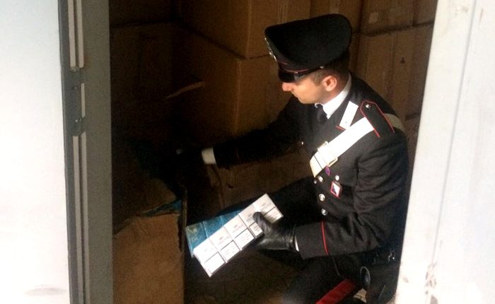 Sigarette, sequestro nel Napoletano (valore 100mila euro): erano custodite in un box di Volla