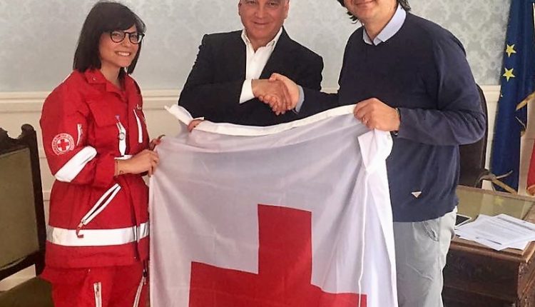 La bandiera della Croce Rossa sventola sul Comune, il sindaco Abete: “Simbolo di valori e sinergia”