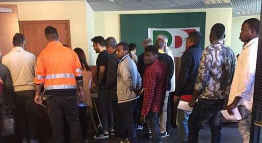 Fanpage pubblica una video intervista agli immigrati votanti alle primarie del Pd a Ercolano: “Ci hanno detto di votare il terzo sulla scheda”