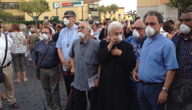 Ercolano è mille colori e marcia, guidata da parroci e Sacerdoti, tra le vie del Centro, contro il biocidio: “Il Vesuvio non si tocca”