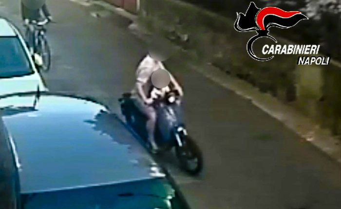 Sullo scooter col figlio di 4 anni e scippatore violento: preso il malvivente che aveva aggredito una straniera a Volla