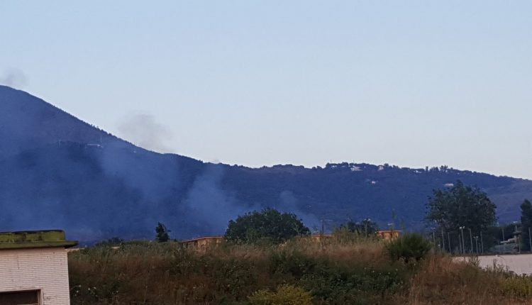 Il fumo tossico dei roghi di Ercolano e Via Figliola fa infuriare i cittadini di San Sebastiano.