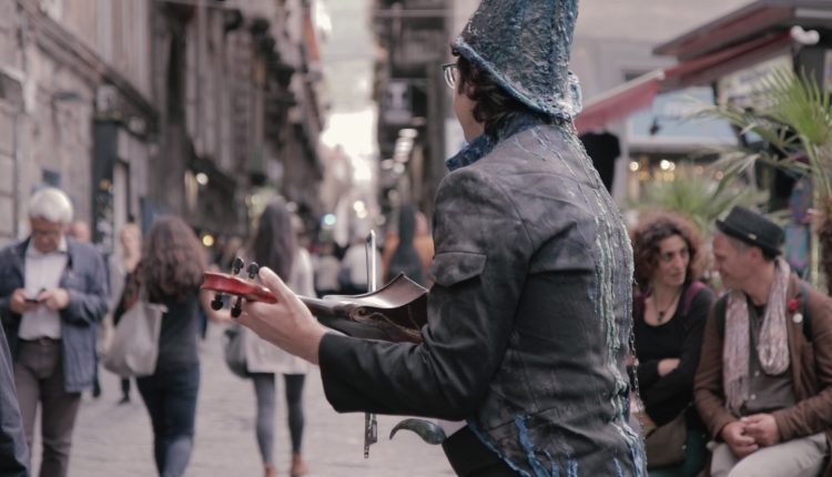 VIDEO-REPORTAGE – Una giornata con Piermacchiè, artista tra le strade di Napoli