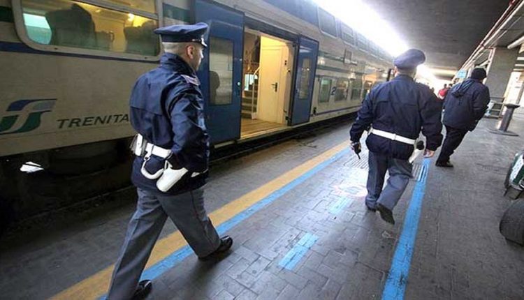 Sfonda porta di ufficio polizia alla Stazione Centrale a Napoli e picchia agenti: arrestato