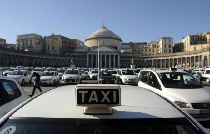TRASPORTI A NAPOLI Approvate le nuove tariffe sui taxi: aumenti e corse fisse per i poli museali