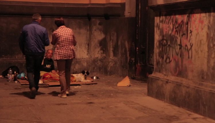 (VIDEOREPORTAGE) Pasti ai senza tetto – Una giornata con “Gli amici della stazione”, in strada per sostenere i più bisognosi