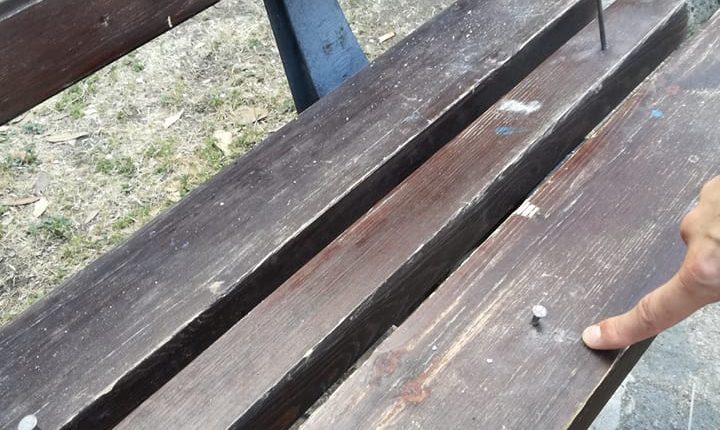 Atti vandalici in villa Falanga a San Giorgio a Cremano: Ignoti piantano chiodi sulle panchine. Il sindaco: “Non tolleriamo più questo scempio”