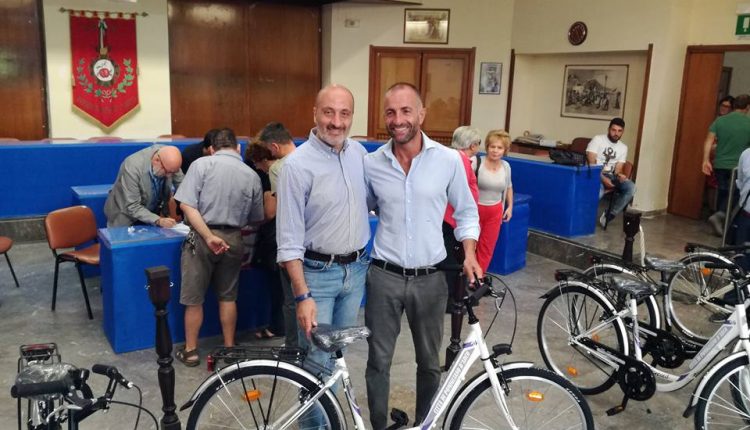 Pomigliano d’Arco città che pedala: l’assessore Mattia De Cicco consegna le biciclette ai cittadini