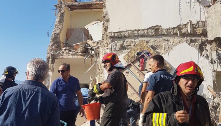 Crollo di un palazzo a Torre Annunziata: disperse otto persone, due sono bimbi