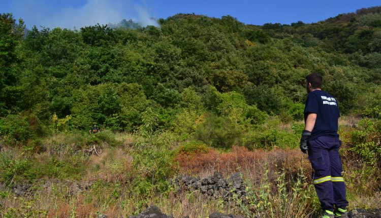 L’incendio a San Sebastiano al Vesuvio. La rabbia del vicesindaco: “Vogliamo più aiuti da parte dello Stato”