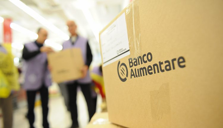 Parte a Portici la consegna dei pacchi del Banco Alimentare. Il sindaco Cuomo: “Bella integrazione di forze