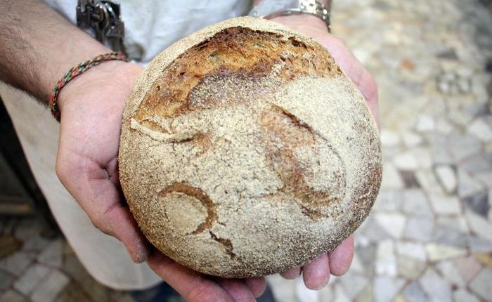Ercolano, pane per i più bisognosi: un fornaio ogni notte regala l’invenduto