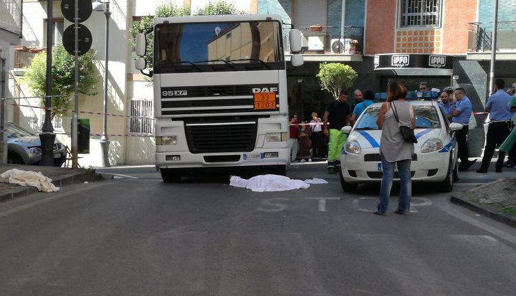 (FOTO) Tragedia a Portici. Un ottantenne travolto da un Tir. Morto