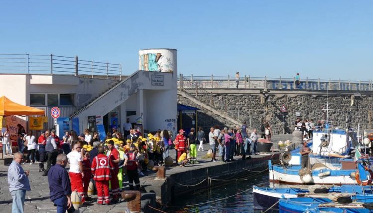 Da Portici “puliamo il Mondo”. Scuole e Istituzioni ripuliscono il Granatello. L’Assessore Cirillo: “Una bella giornata all’insegna della partecipazione e del senso civico”