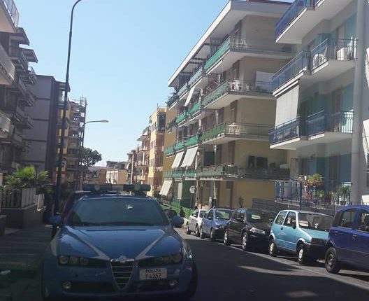 Polizia e vigili urbani salvano un uomo dal suicidio al viale Ascione a Portici