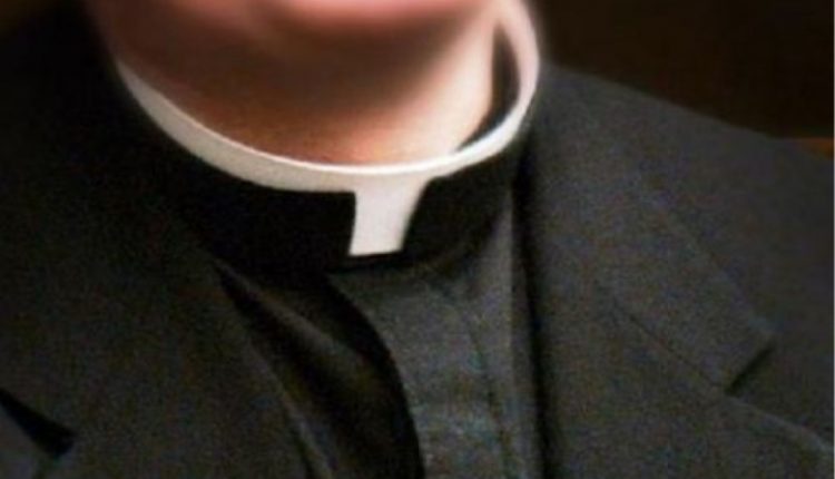 RUBANO LO SCOOTER DI PADRE SABATINO PERNA, DIPRESI DALLE TELECAMERE FUORI CHIESA: “QUALORA VENISSERO A CONFESSARSI, LI ASSOLVEREI”