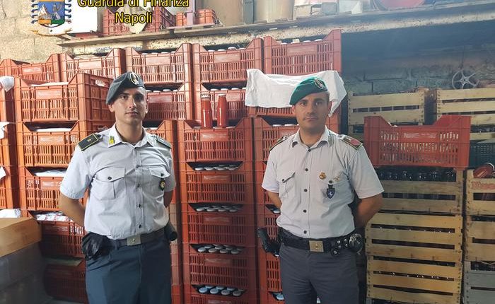 Cibi mal conservati, sequestro della Guardia di Finanza di quindicimila passate di pomodoro e 100 bottiglie di vino