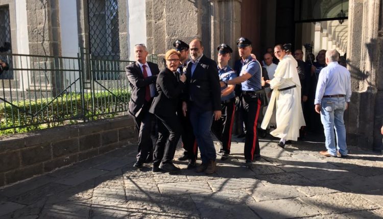 Il Governatore De Luca inseguito da “Le Iene” a Madonna dell’Arco chiama i carabinieri