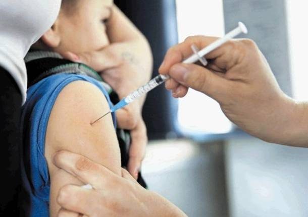 Vaccini, folla negli ambulatori a Napoli, le mamme preoccupate negli ambulatori della Asl 1, lunghe le attese