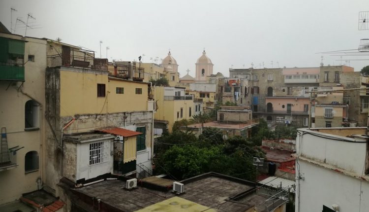 Napoli avvolta nella nebbia, 14 aerei non decollano: c’è anche quello dei tifosi per Manchester