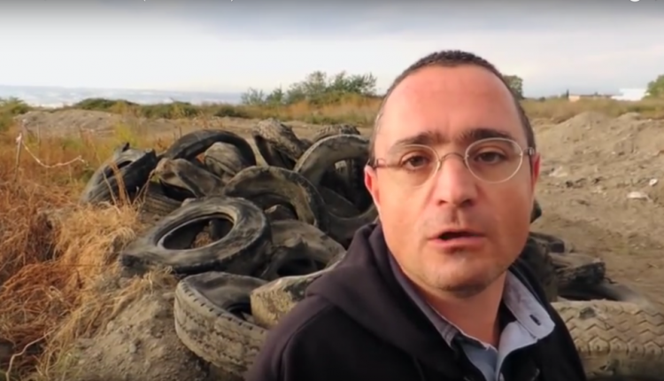 IL PRETE CHE COMBATTE IL BIOCIDIO SOTTO IL VESUVIO CANDIDATO AL PREMIO AMBIENTALISTA DELL’ANNO. LA STORIA DI MARCO RICCI E DELLA TERRA DEI FUOCHI VESUVIANA