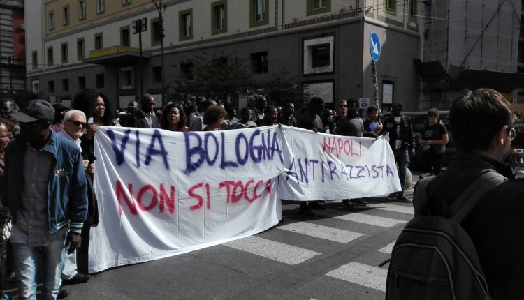 (VIDEO) Napoli: in piazza contro lo sgombero del mercato multietnico di via Bologna.
