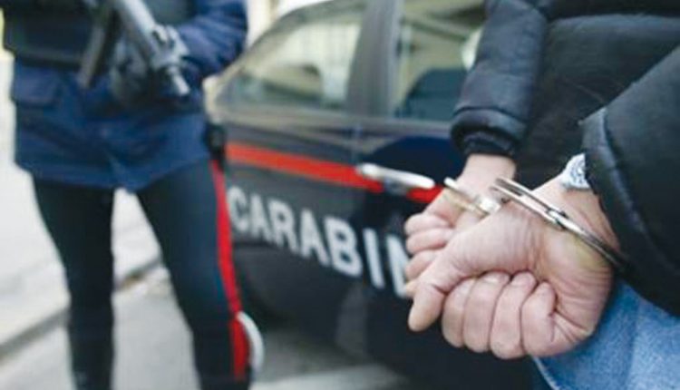Droga, armi e ordigni in casa, arrestati madre e figlio a Pomigliano d’Arco