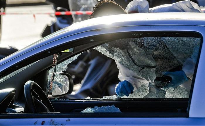 Napoli, agguato davanti al carcere di Secondigliano: colpito al volto detenuto in libertà vigilata, è gravissimo