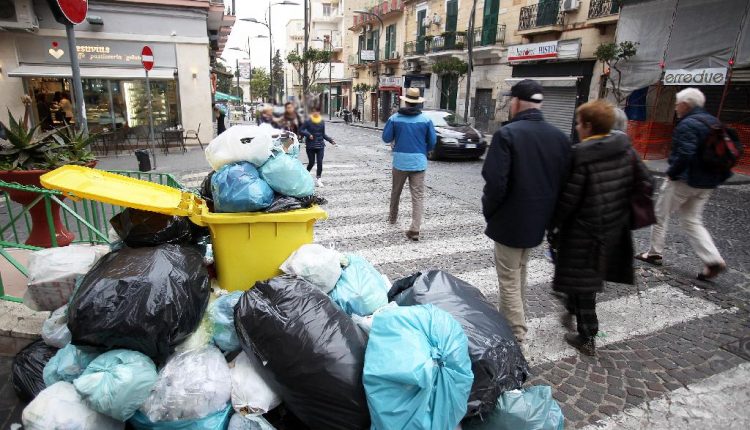 Rifiuti a Ercolano: aggrediti gli addetti alla raccolta della Buttol srl