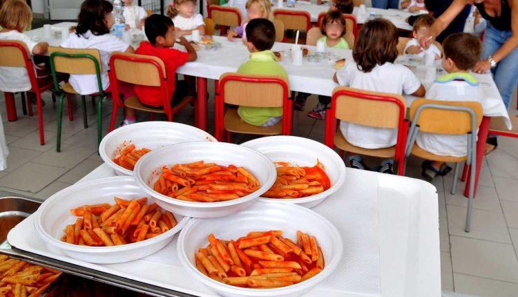 A Sant’Anastasia cambiano le “regole” della refezione a scuola, mamme sul piede di guerra. “Denunceremo tutto al Provveditorato e al sindaco!”