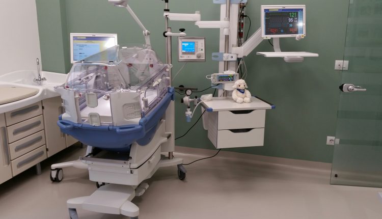 Napoli. 480 grammi di vita: neonata in terapia intensiva, dopo l’intervento al cuore per assicurarle la sopravvivenza