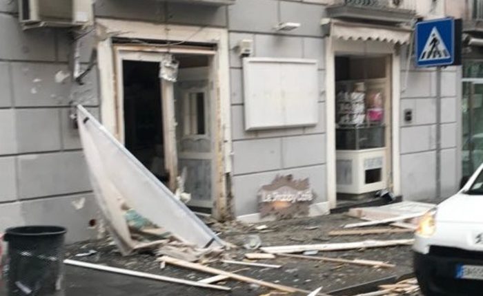 Scoppia ordigno davanti a un bar al centro di Napoli